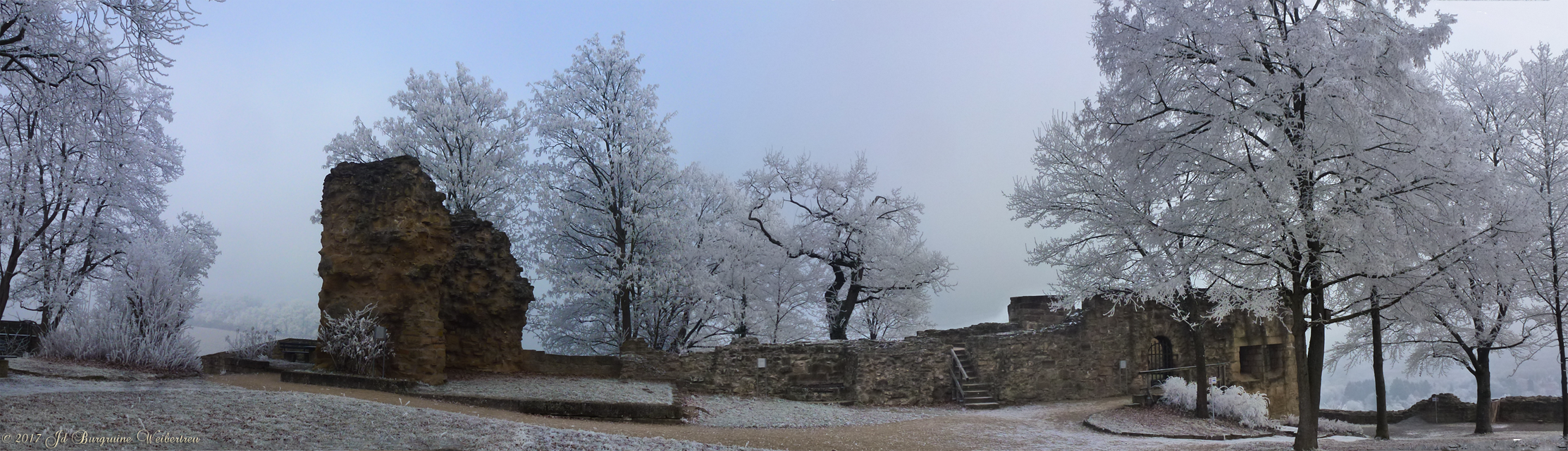 Links: Bergfried, Rechts: Pulverturm