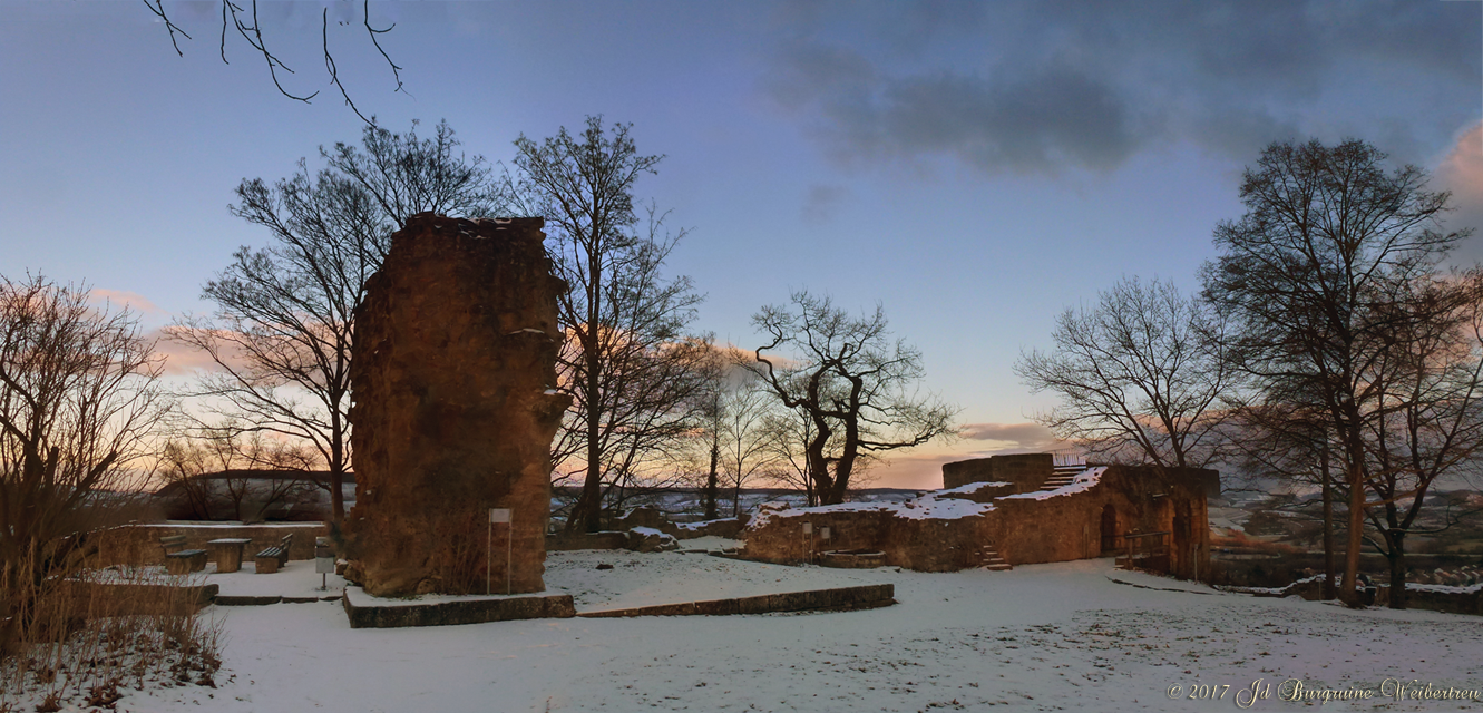 linkks Burgfried, rechts Pulverturm